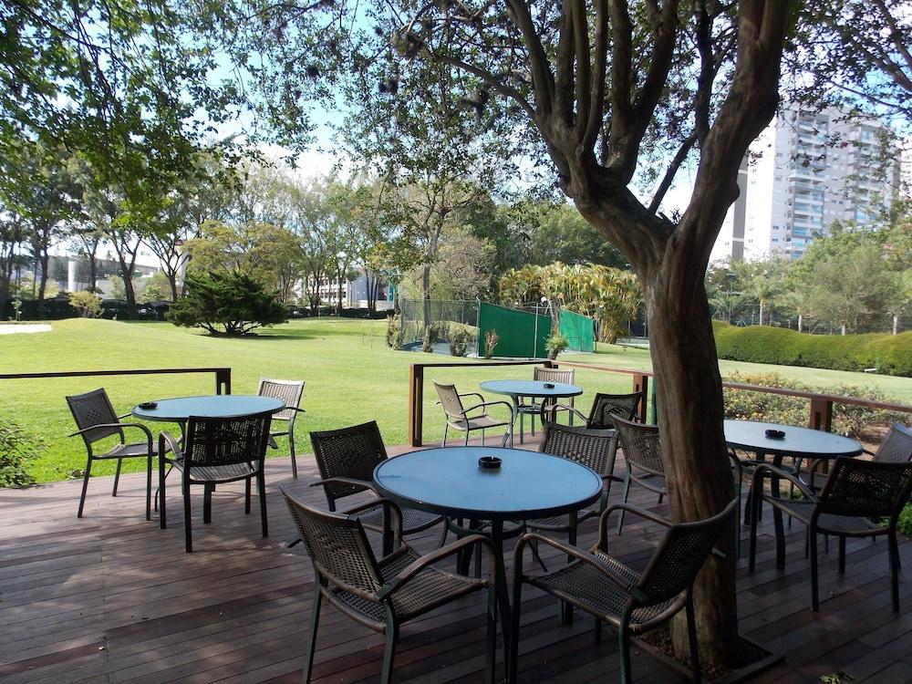 Hotel Transamerica Sao Paulo Bagian luar foto The deck at the clubhouse