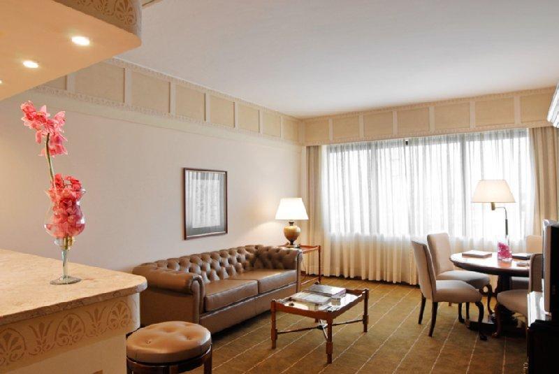Hotel Transamerica Sao Paulo Ruang foto A living room in a suite at the Ritz-Carlton, Boston