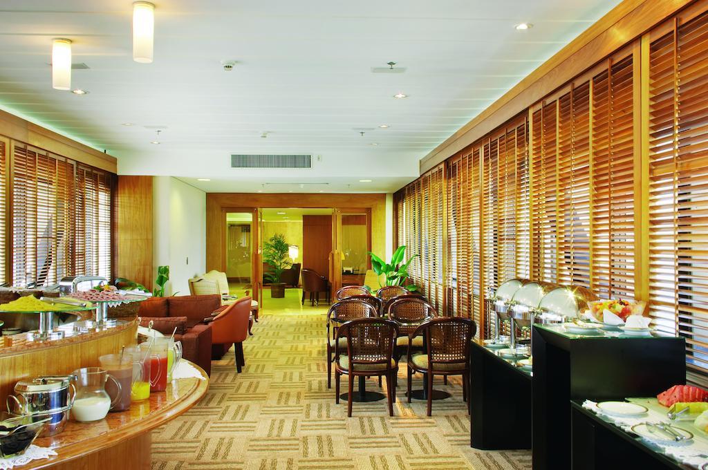 Hotel Transamerica Sao Paulo Bagian luar foto The lounge at the airport