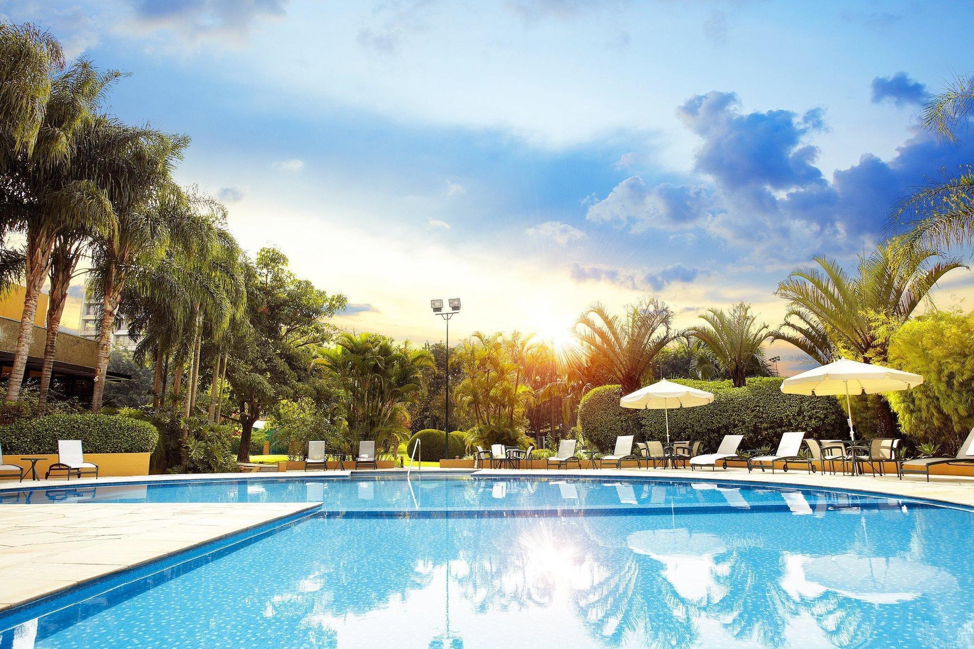 Hotel Transamerica Sao Paulo Bagian luar foto The pool at the hotel