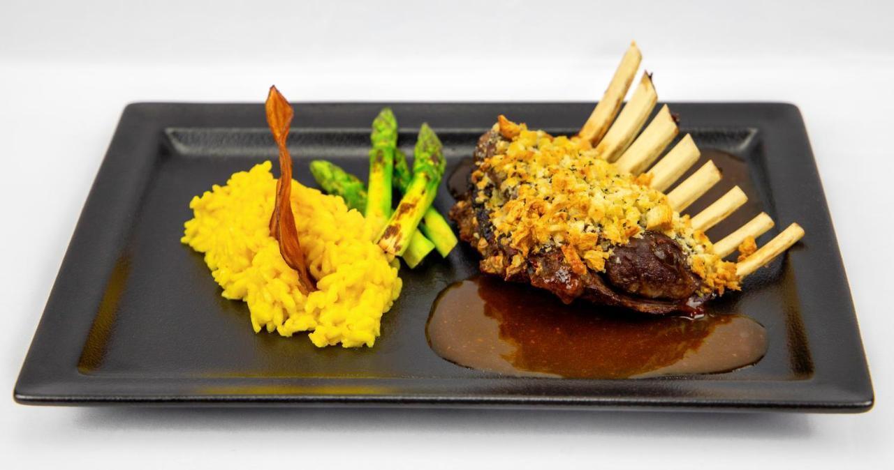 Hotel Transamerica Sao Paulo Bagian luar foto Rack of lamb with a crust of herbs and a yellow risotto